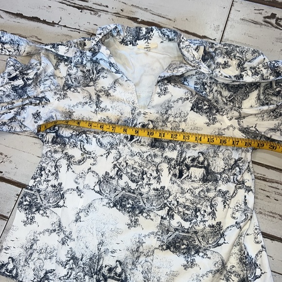 Ladies Entro brand toile white and navy v neck blouse - Picture 8 of 12